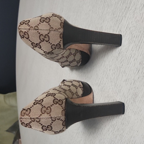 Gucci monogram platform peeptoe heels with stacked wood heel. GUC - Picture 4 of 6